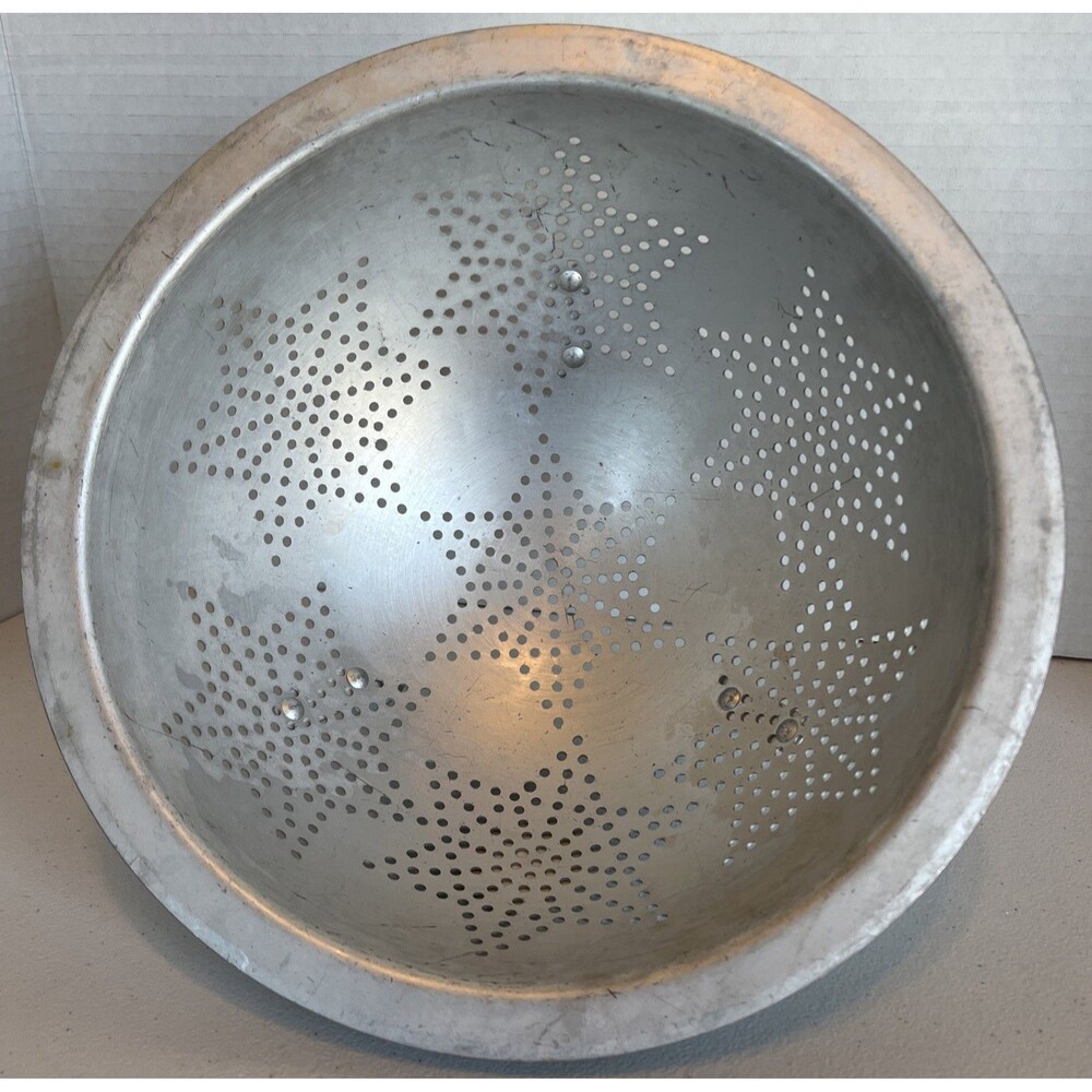 Beautiful VTG Aluminum 7 Star Colander Strainer 10” on 3 Feet Great Shape Decor
